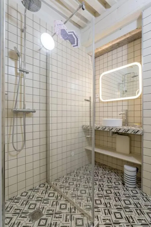Character Apartment 6 People - City Center Lyon