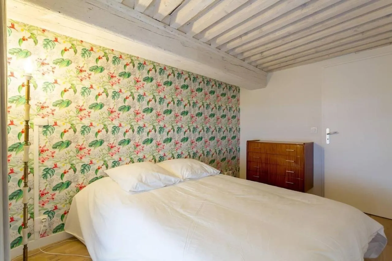 Character Apartment 6 People - City Center Lyon